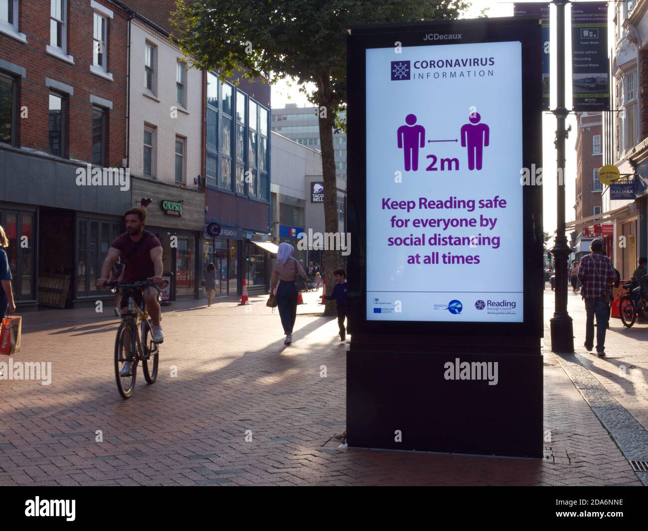 Reading Council Coronavirus Awareness information on display panel, UK settembre 2020 Foto Stock