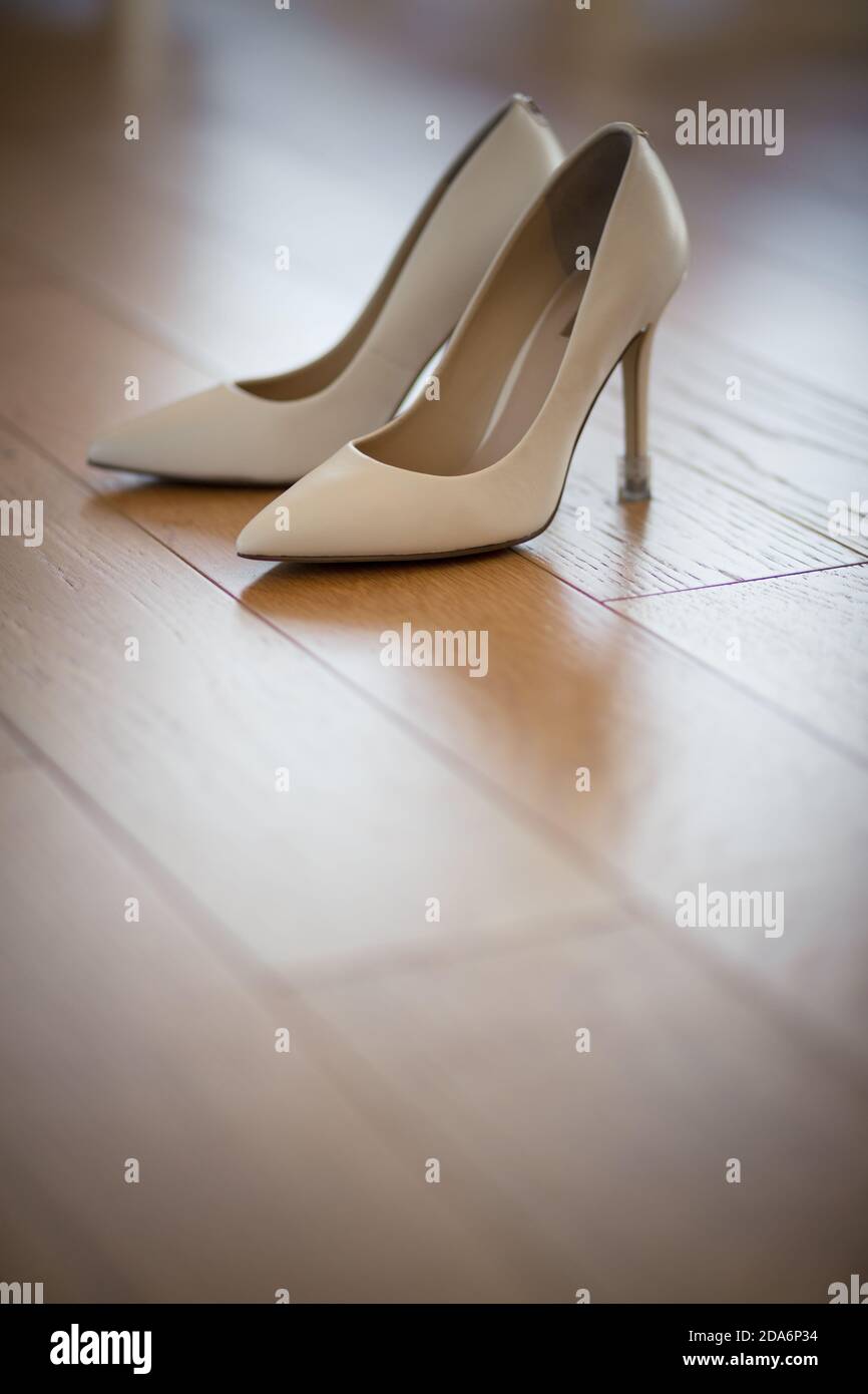 Closeup di scarpe da sposa bianche Foto Stock