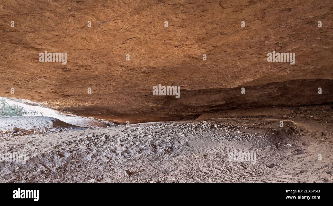 vista interna della grotta nekarot nascosta nel makhtesh cratere di ramon in israele che mostra i diversi colori del calcare e dolomite rocce e sabbia Foto Stock
