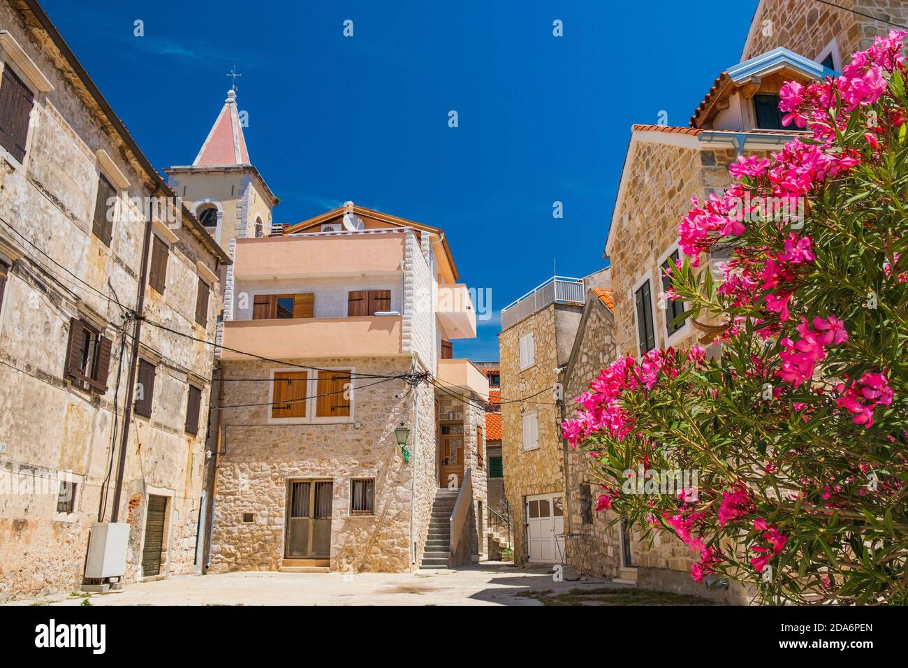 Strada colorata e vista sull'architettura nella città di Pirovac, destinazione turistica in Dalmazia regione in Croazia Foto Stock
