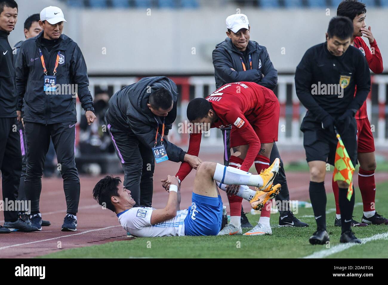 Dalian, provincia cinese di Liaoning. 10 Nov 2020. Fernando Karanga (4° R) di Henan Jianye tira la Song Yue di Tianjin Teda durante il 20° round match tra Tianjin Teda e Henan Jianye alla stagione 2020 della Chinese Football Association Super League (CSL) Dalian Division a Dalian, nella provincia di Liaoning della Cina nordorientale, 10 novembre 2020. Credit: Pan Yulong/Xinhua/Alamy Live News Foto Stock