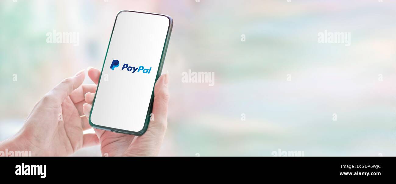 Chelyabinsk, Russia - 25 marzo 2020. Smartphone in mano con il logo Paypal - un sistema di pagamento online in tutto il mondo. Trasferimenti di denaro sicuri. Foto Stock