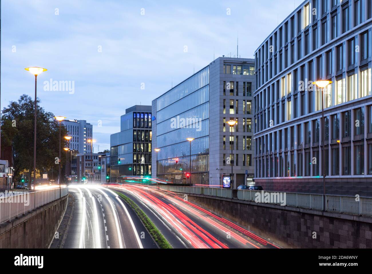 Vista su entrambi gli edifici della sede centrale DEL KFW DEG - Deutsche Investitions- und Entwicklungsgesellschaft mbH (Investimenti e sviluppo in Germania Foto Stock
