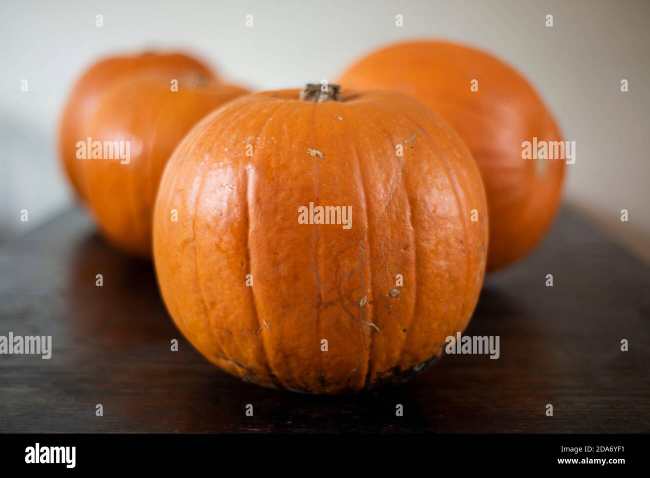 Tre zucche su un tavolo ; preparazione per Halloween intagliare lanterne di Halloween Foto Stock