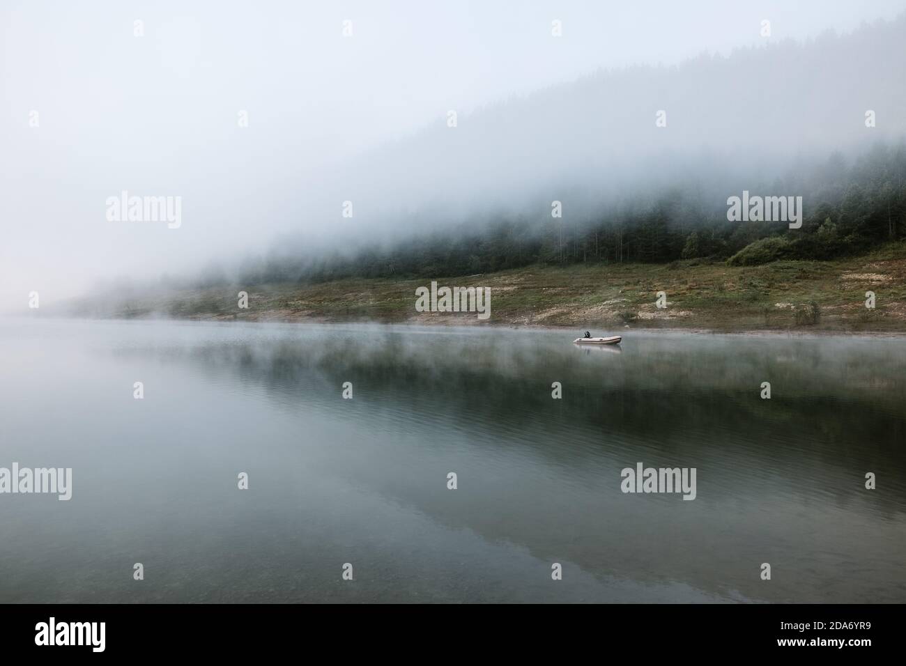 Nebbia mattina presto sul lago di montagna Foto Stock