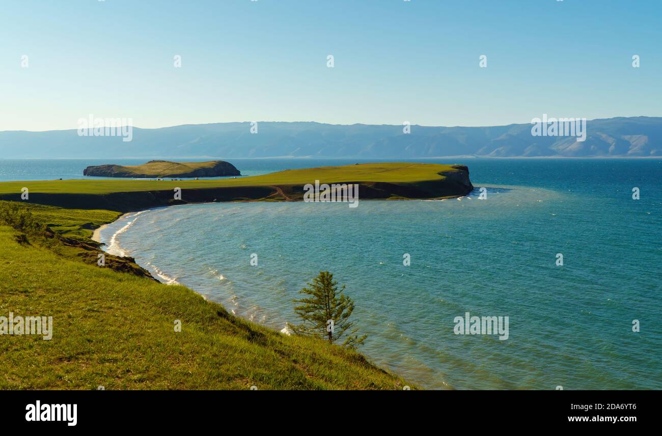 splendido paesaggio della bellissima riva del lago. Estate giorno di sole, cielo limpido. Sfondo naturale. Olkhon isola-cuore del lago Baikal Foto Stock
