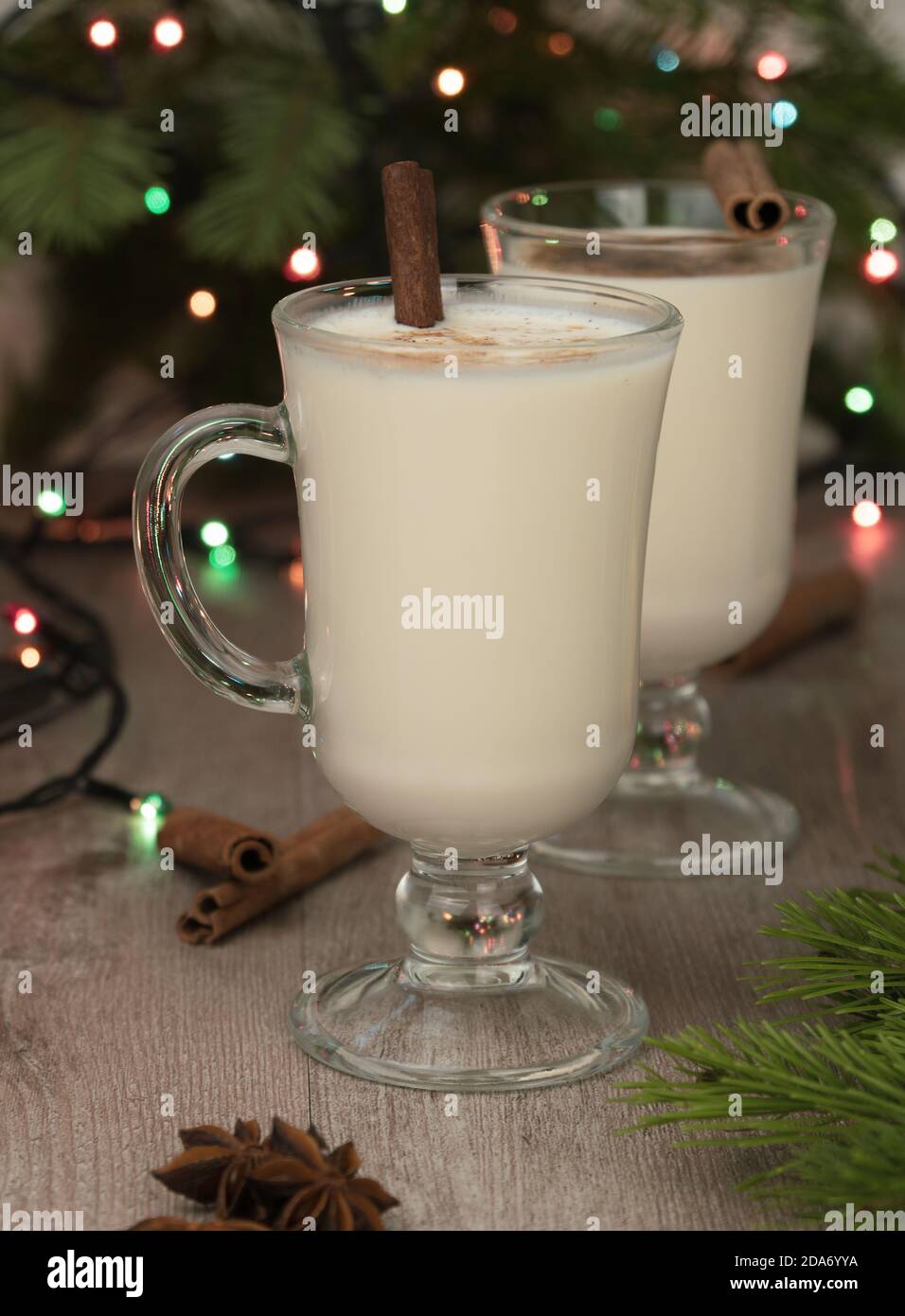 due cocktail in tazze di vetro con manico. messa a fuoco selettiva. Cocktail di Natale con noce moscata grattugiata e cannella. Bevanda tradizionale di vacanza. Foto Stock