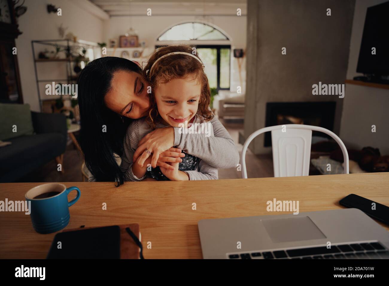 Ritratto di mamma e figlia giocosa guardando divertenti video cartoni animati su laptop e ridendo Foto Stock