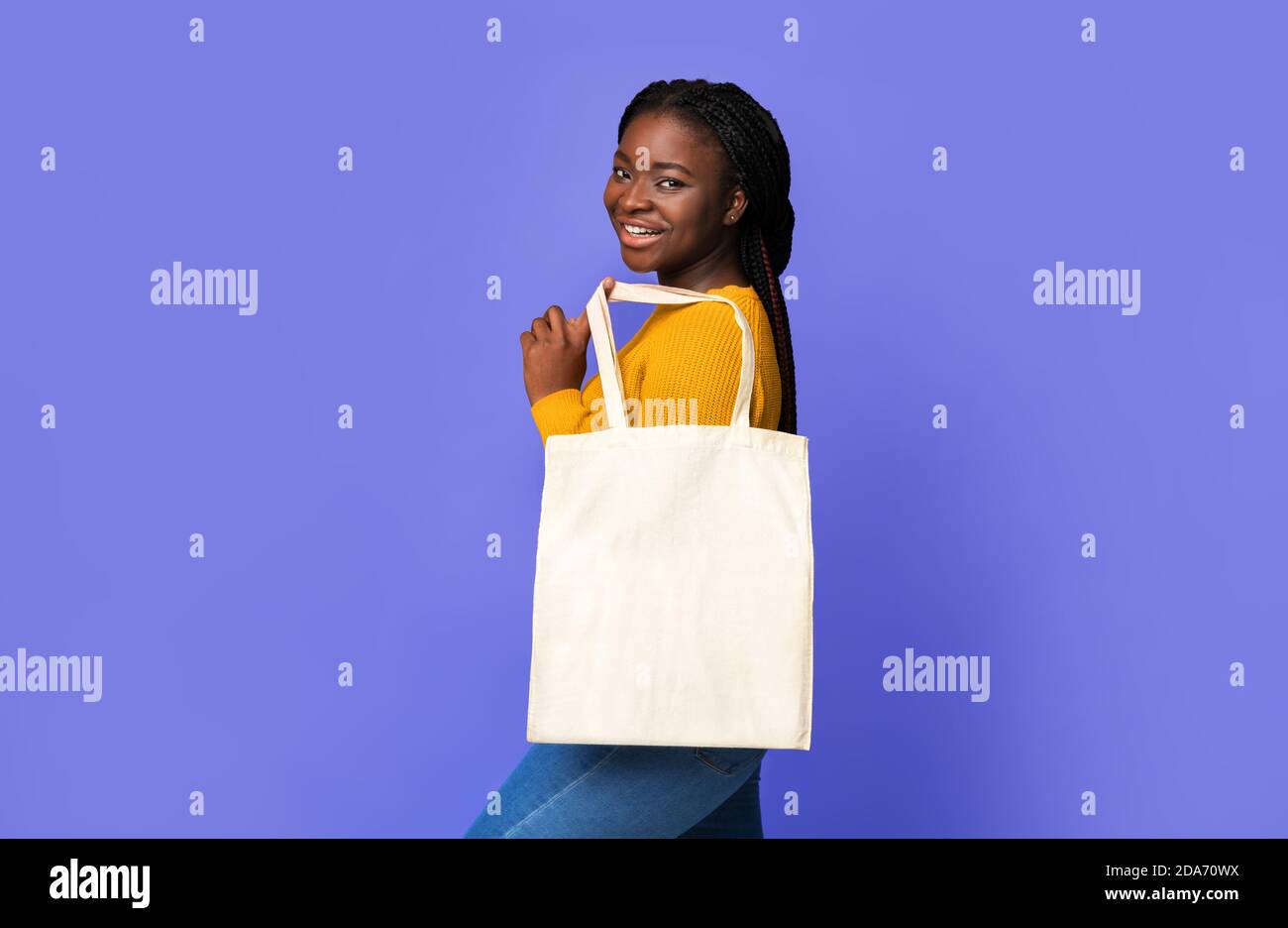 Borsa in tela ecologica vuota per un design mockup in mano donna nera Foto Stock