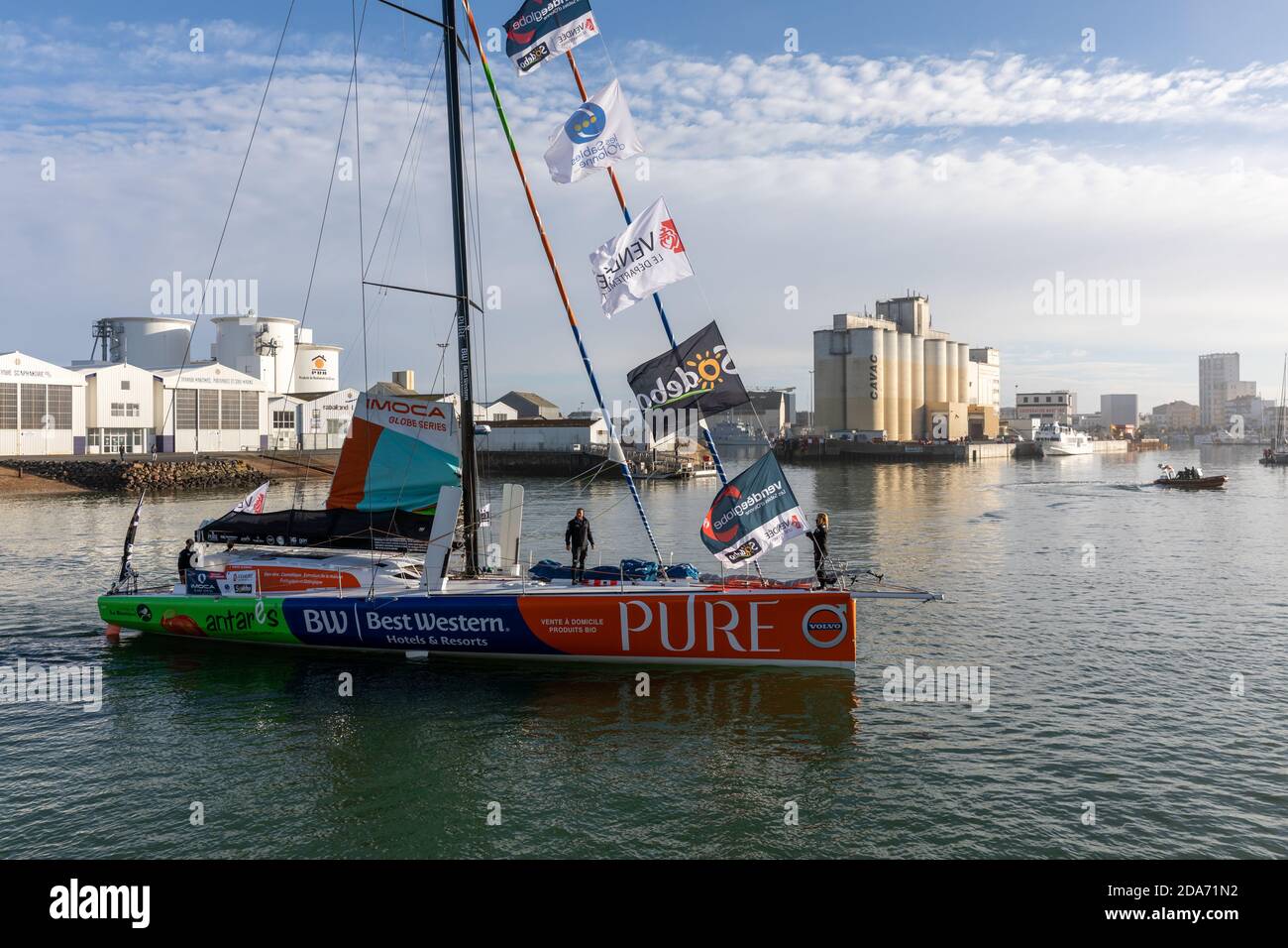 LES SABLES D'OLONNE, FRANCIA - 08 NOVEMBRE 2020: Romain Attanasio barca (pure - Best Western) nel canale per l'inizio del Vendee Globe 2020 Foto Stock