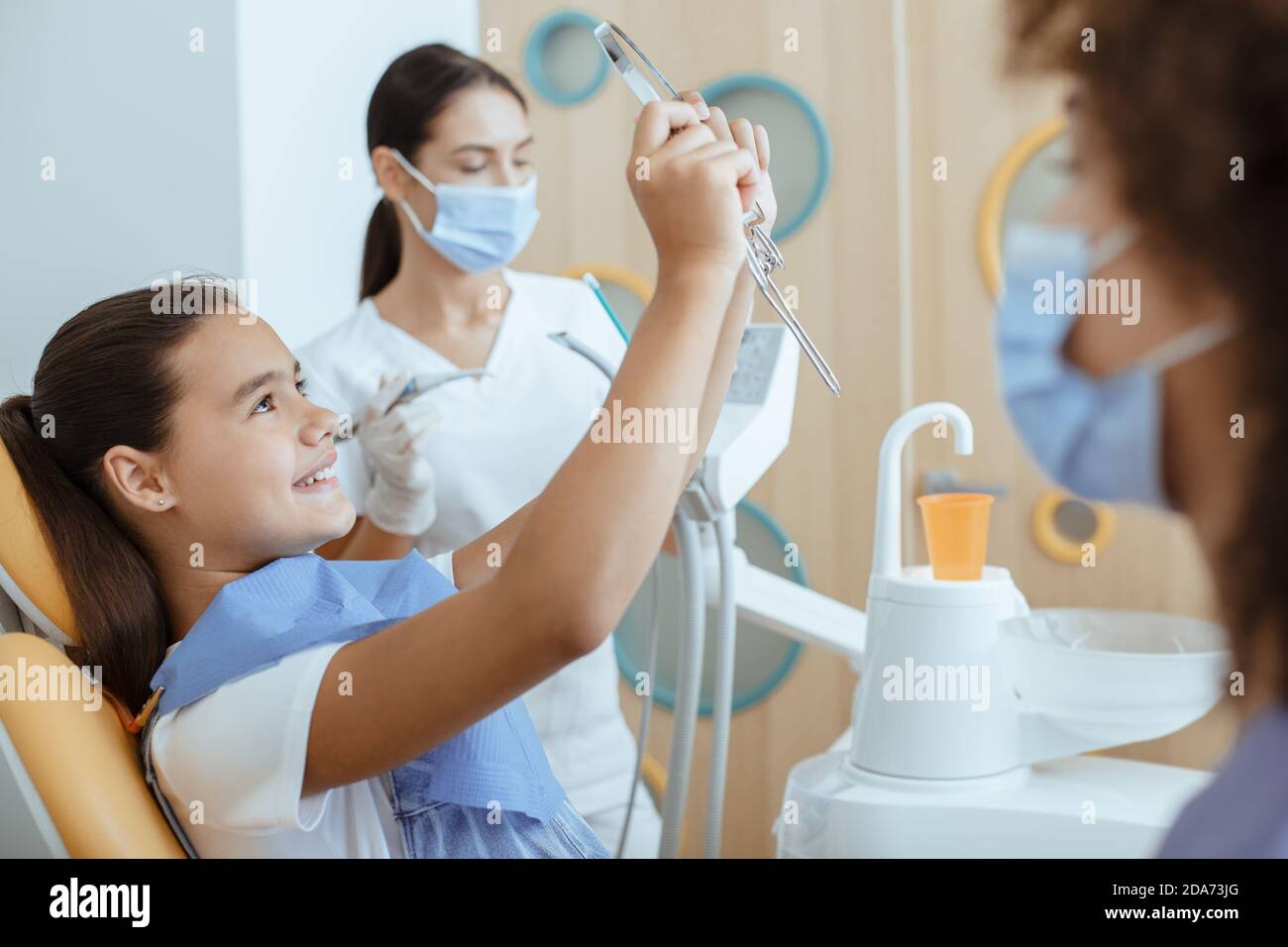 Efficace procedura di cura dei denti e clinica dentale pediatrica, moderno ufficio per bambini Foto Stock