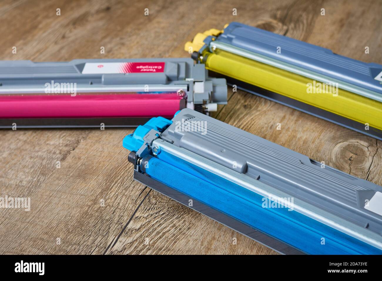 Cartucce di toner per stampanti laser a colori in giallo, ciano e magenta. Rulli usati Foto Stock