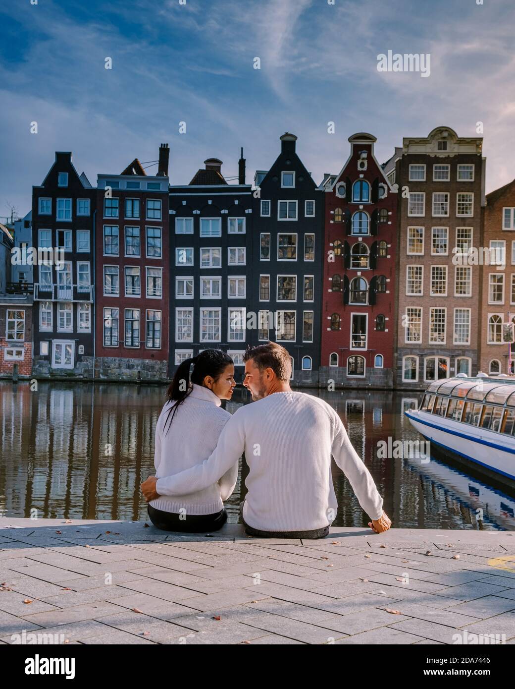 Amsterdam Olanda durante l'autunno, uomini e donne in coppia visitano la  cituia di Amsterdam con colori arancioni lungo il canale nel mese di  ottobre Foto stock - Alamy