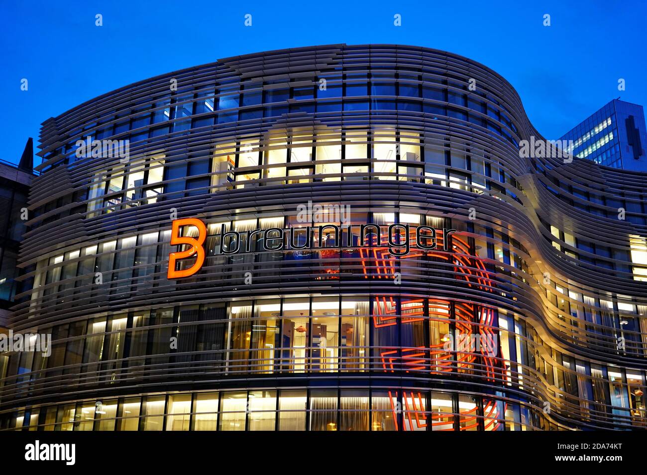 Vista ravvicinata dell'edificio illuminato del grande magazzino tedesco "Breuninger" nel centro di Düsseldorf, costruito nel 2013. Foto Stock