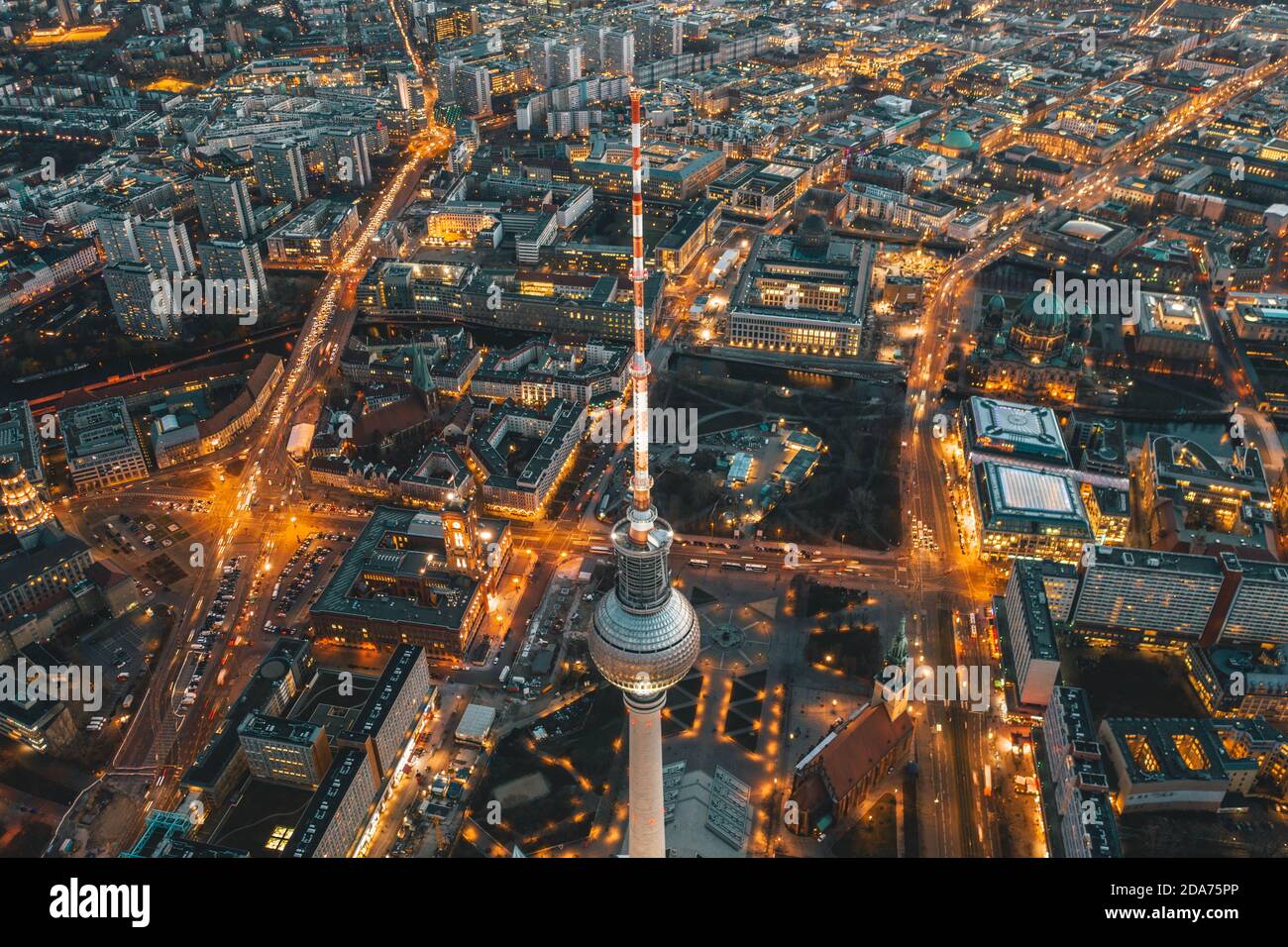 Ampia vista della bellissima Berlino, Germania dopo il tramonto con strade illuminate e Alexanderplatz TV Tower, Aerial Drone View Foto Stock