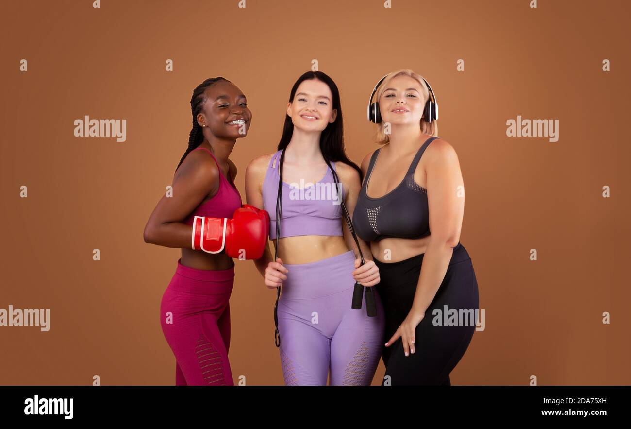 Sport per ogni corpo. Ritratto di amici femminili multietnici in Sportswear Foto Stock