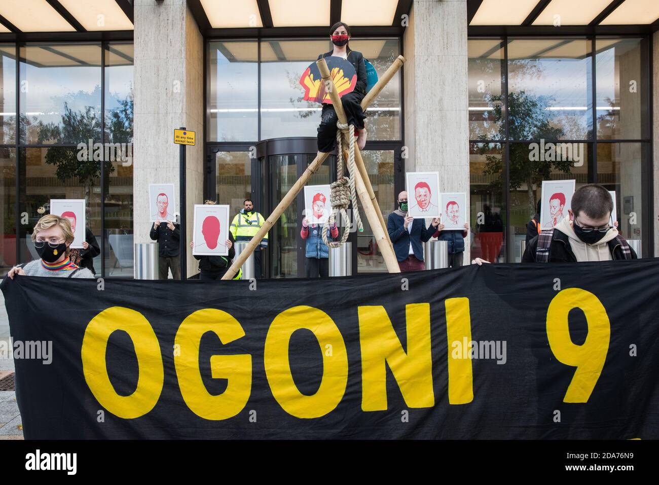 Londra, Regno Unito. 10 novembre 2020. Gli attivisti ambientali della ribellione estinzione celebrano il 25° anniversario degli assassinii degli Ogoni nove fuori dal Centro Shell. Gli Ogoni Nine, leader del movimento per la sopravvivenza del popolo Ogoni (MOSOP) tra cui l'attivista Ken Saro-Wiwa, Sono stati giustiziati dal governo nigeriano nel 1995 dopo aver guidato una serie di marce pacifiche che hanno coinvolto circa 300,000 persone di Ogoni contro il degrado ambientale delle terre e delle acque dell'Ogoniland da parte della Shell e per richiedere sia una quota delle entrate petrolifere che una maggiore autonomia politica. Credito: Mark Ker Foto Stock