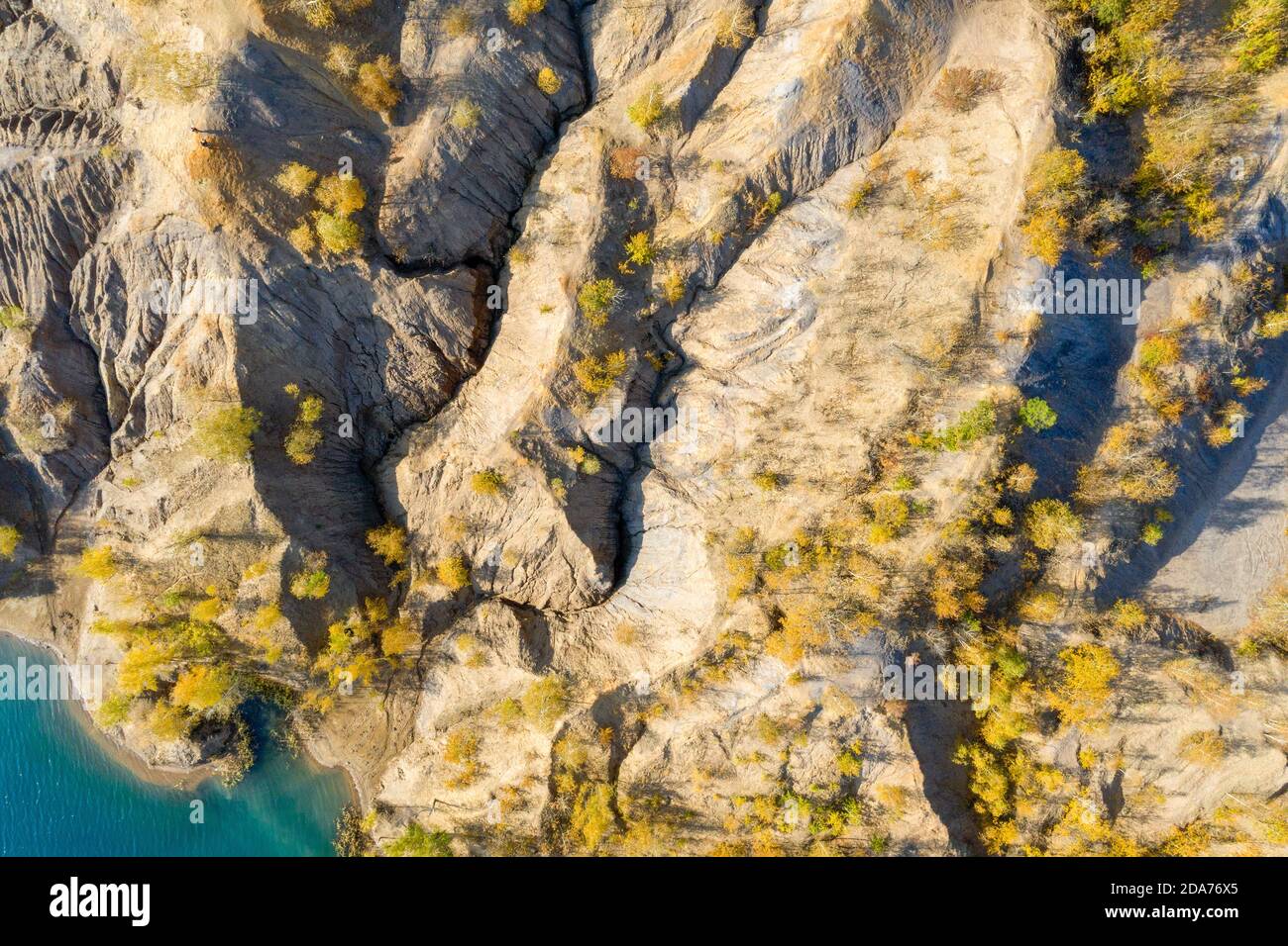 Vista dall'alto delle pieghe montuose del terreno un giorno d'autunno Foto Stock