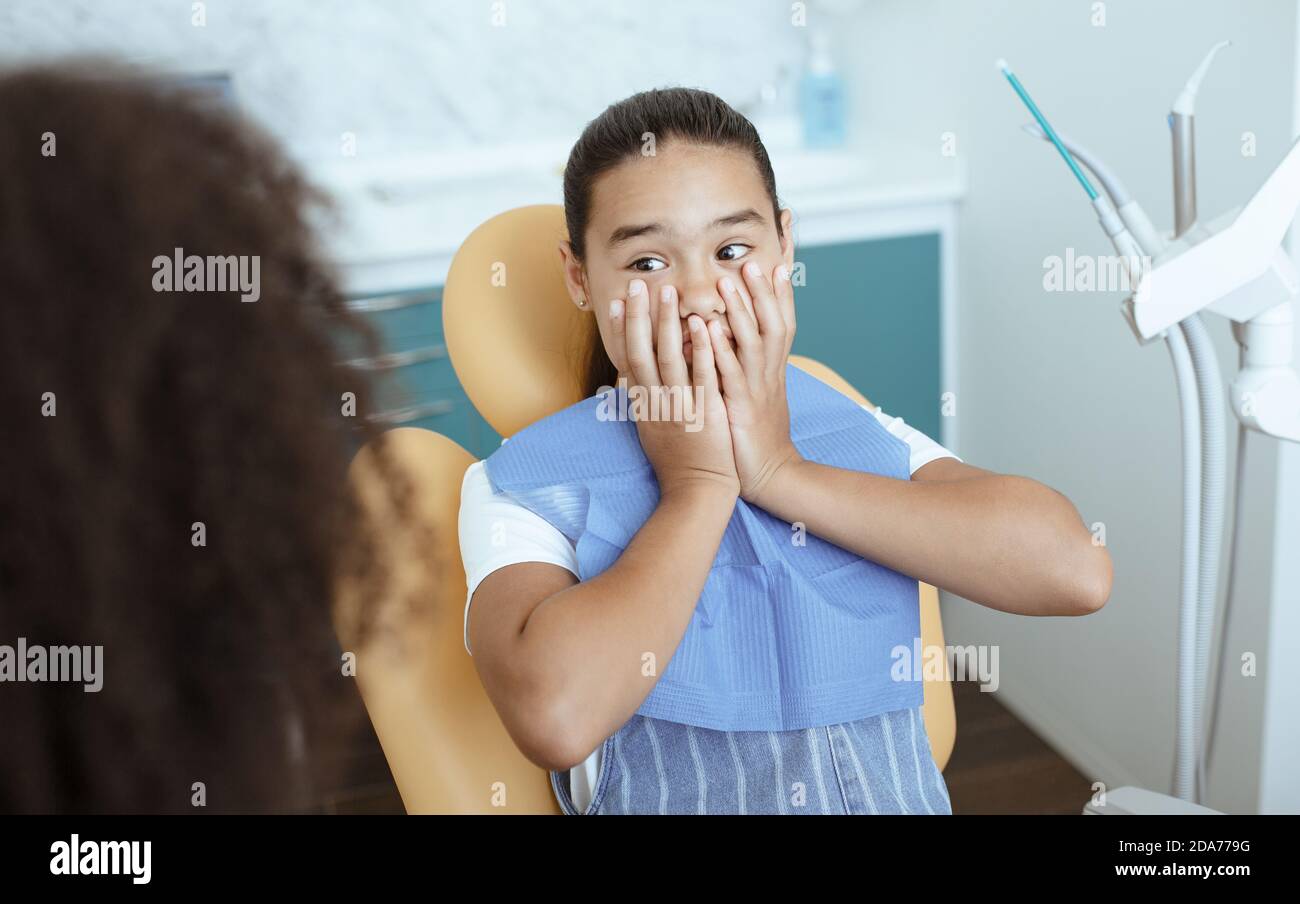 I bambini temono il dentista, prevenendo le carie dentali e il trattamento dei denti Foto Stock