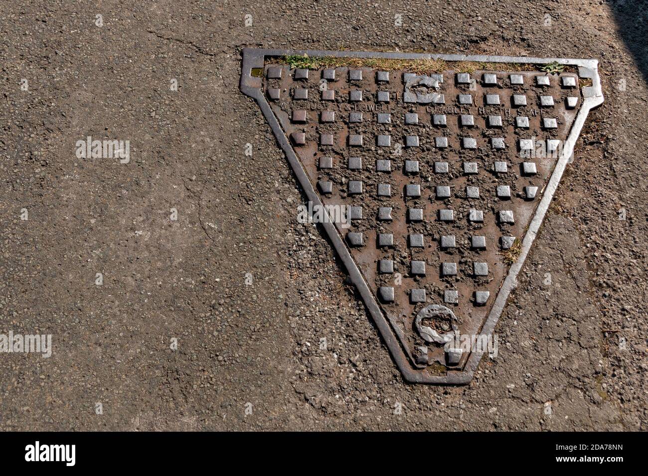 Bristol-Novembre 2020, Inghilterra-una vista ravvicinata di una copertura metallica di un foro uomo che è collocato nella strada asfaltata per un facile accesso al sistema di drenaggio Foto Stock