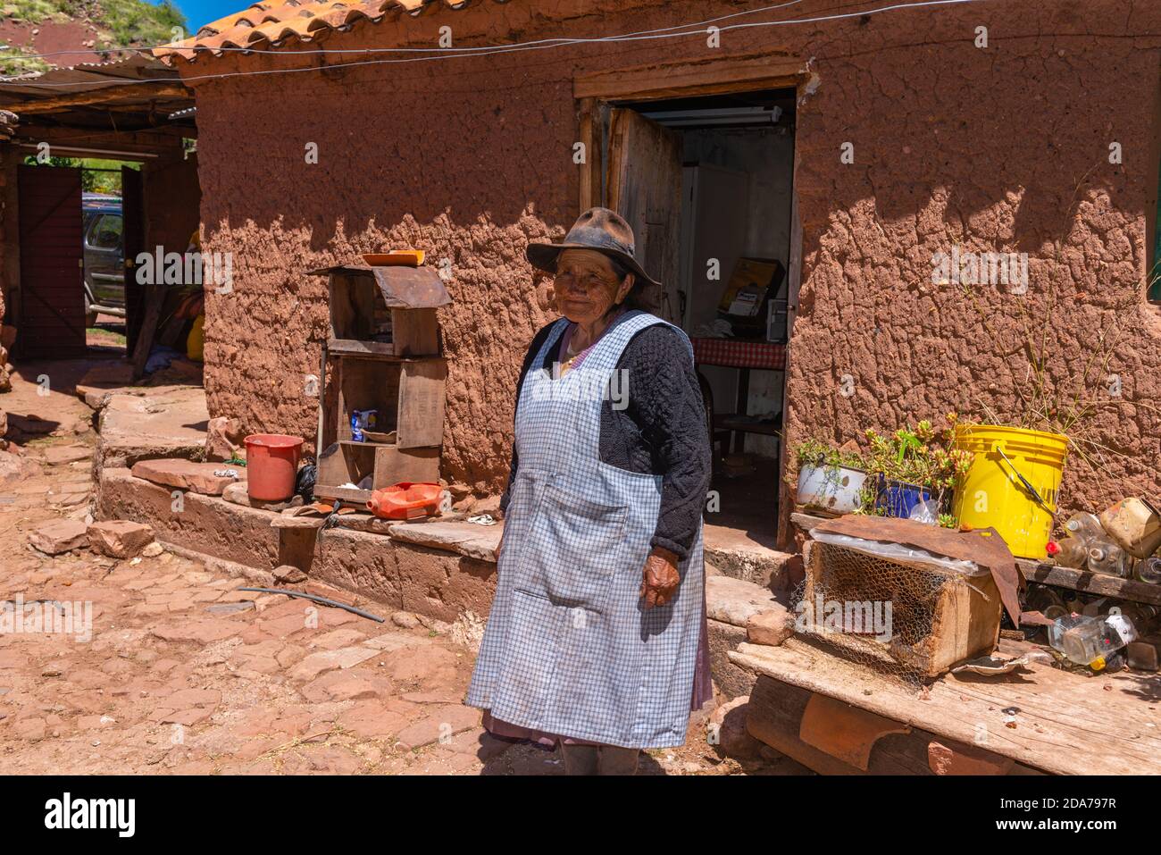 Molto vecchia donna locale nella corte interna della sua casa di adobe, Chaunaca, comune Sucre, Ande, Bolivia, America Latina Foto Stock