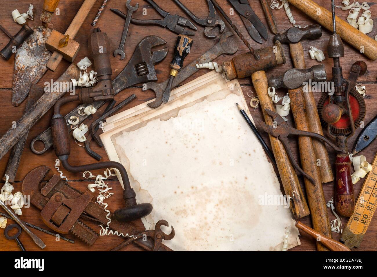 Sfondo di vecchi strumenti vintage con spazio per il testo. Foto Stock