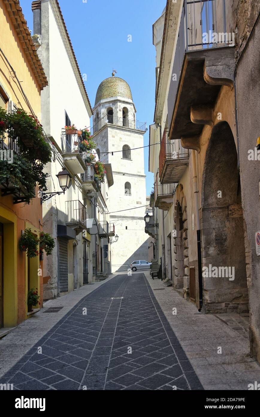 Una stradina tra le antiche case di San Bartolomeo a Galdo, paese rurale della Campania, Italia. Foto Stock