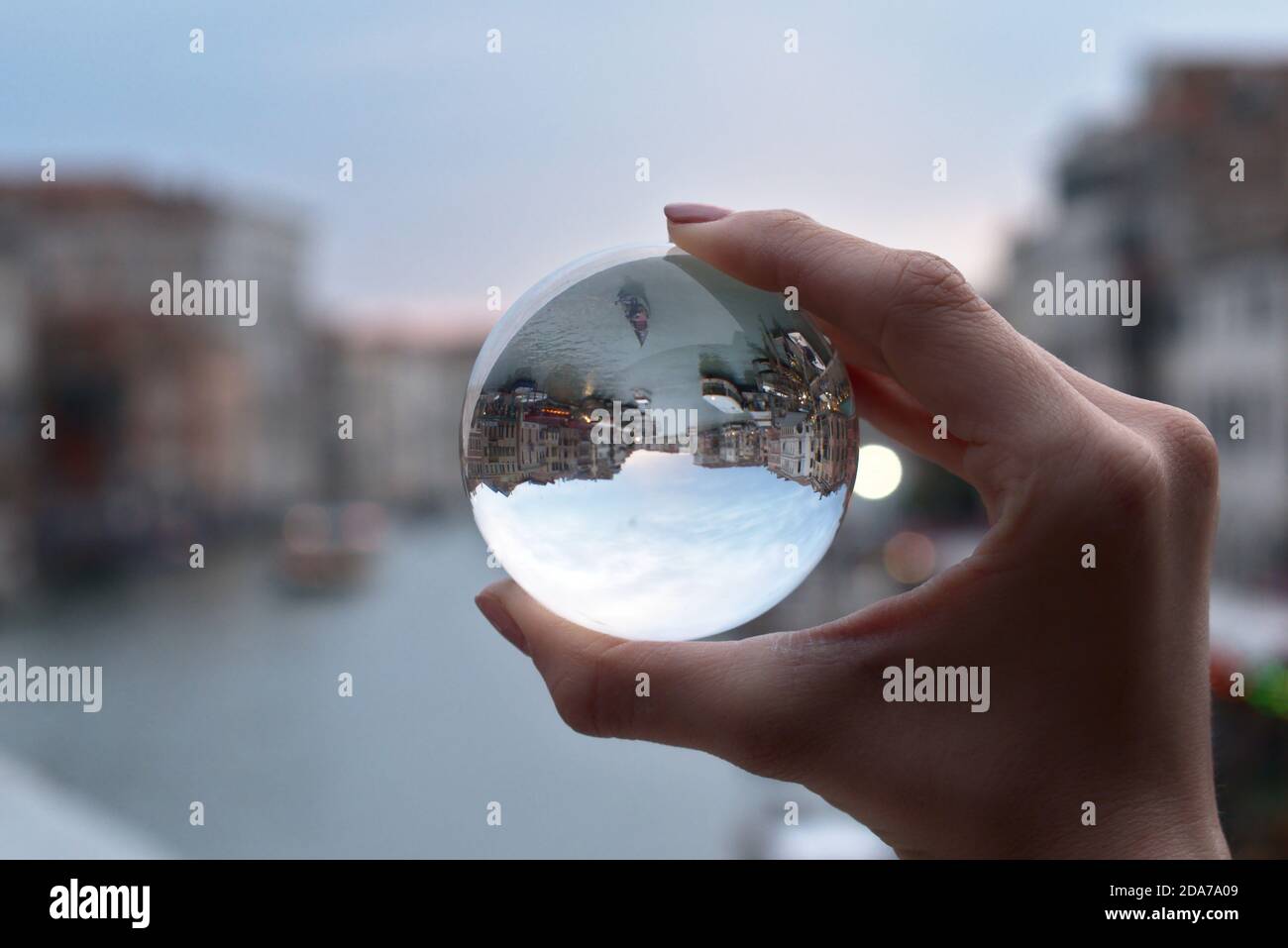 Una sfera di vetro con il riflesso del Canal Grande Di Venezia Foto Stock