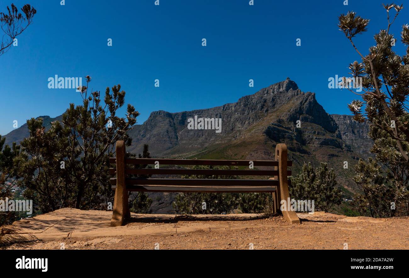 Una panca vuota con vista di Table Mountain sullo sfondo Foto Stock