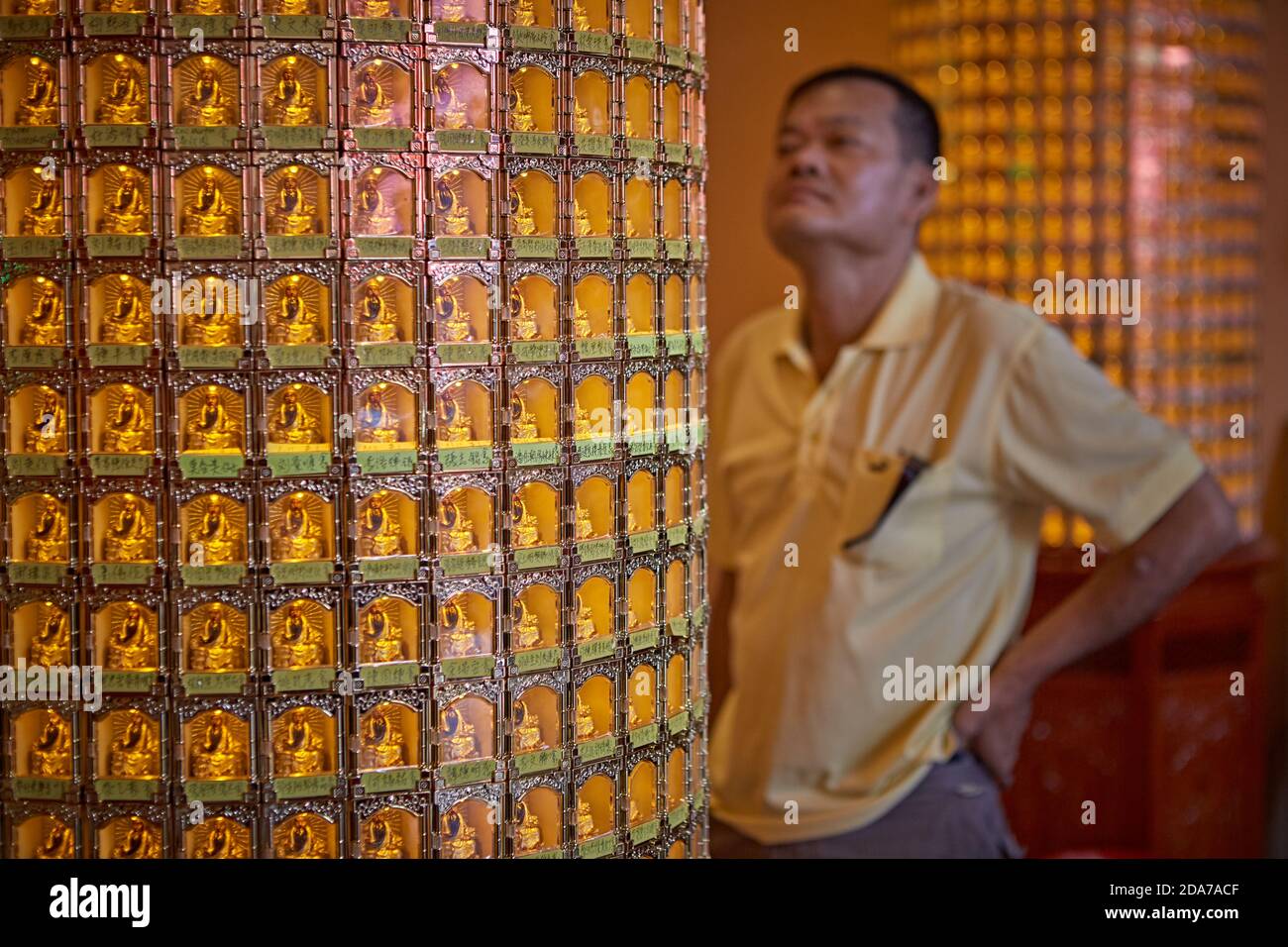 Kuala Lumpur, Malesia, febbraio 2016. Immagini di Guandi, il Dio taoista della Guerra e della Letteratura in vendita al Tempio di Kuan ti. Foto Stock