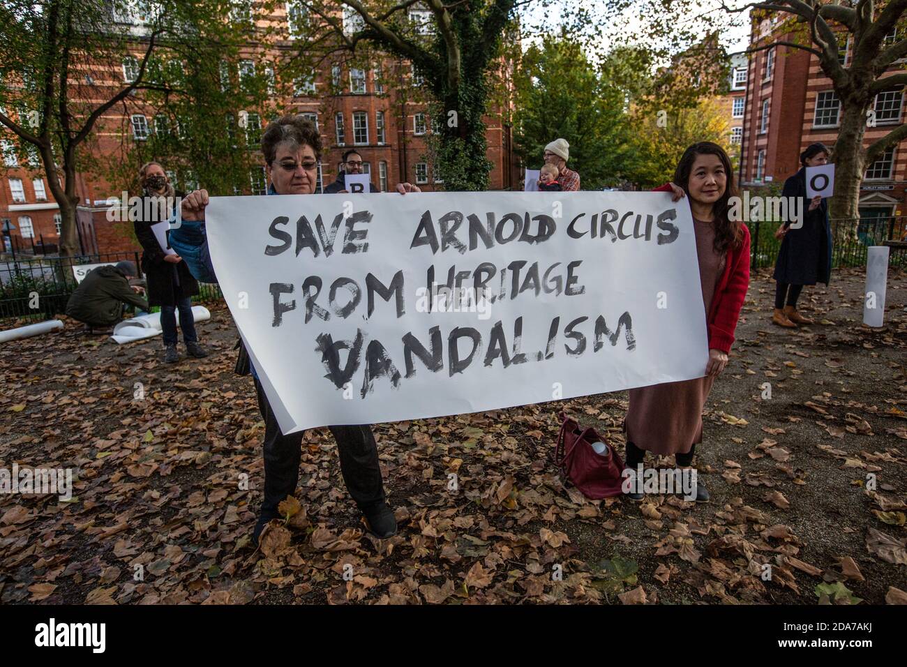 La gente del posto, tra cui Dan Cruickshank presso lo storico Arnold Circus, ha protestato per salvare il punto di riferimento dagli sviluppatori che modernizzano i marciapiedi, Londra Foto Stock