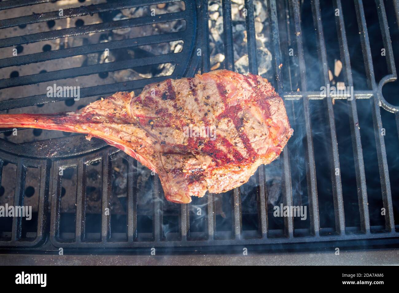 Grigliata di Tomahawk al barbecue invecchiata a secco Foto Stock
