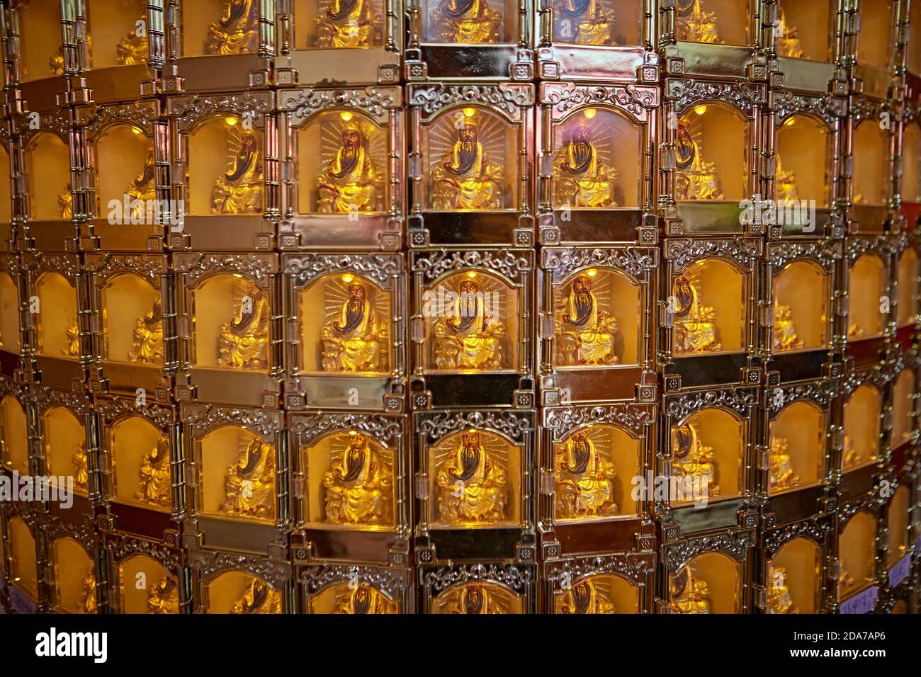 Kuala Lumpur, Malesia, febbraio 2016. Immagini di Guandi, il Dio taoista della Guerra e della Letteratura in vendita al Tempio di Kuan ti. Foto Stock