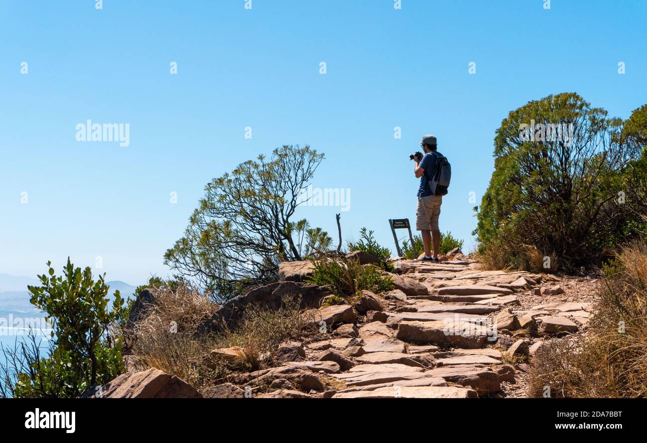 Città del Capo, Sud Africa - 17 marzo 2020: Turisti maschi che scattano foto sulla cima della montagna del Capo del Leone. Foto Stock