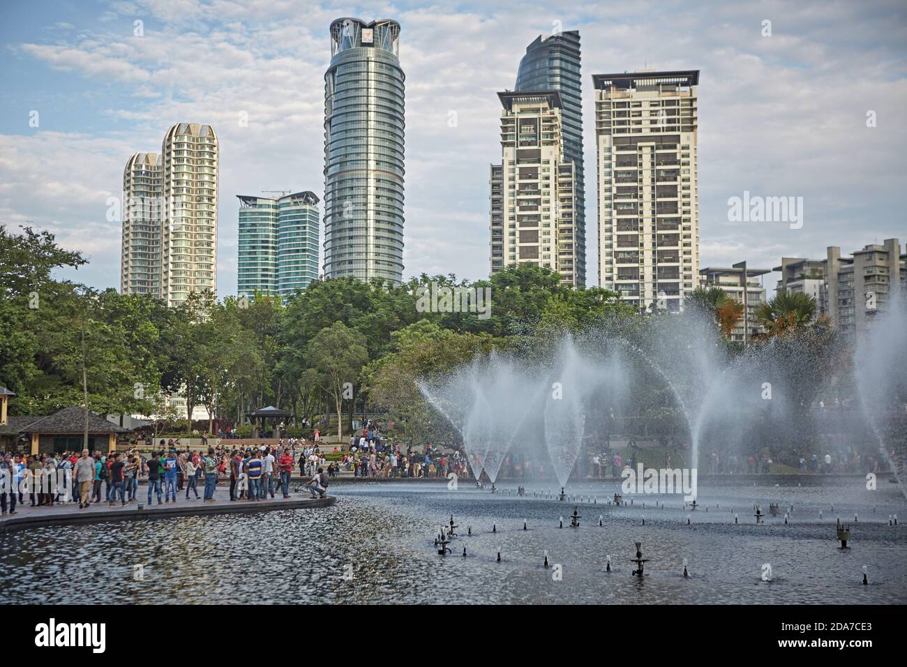 Kuala Lumpur, Malesia, febbraio 2016. I turisti riposano sul lago Simfoni, all'ingresso delle torri Petronas. Foto Stock