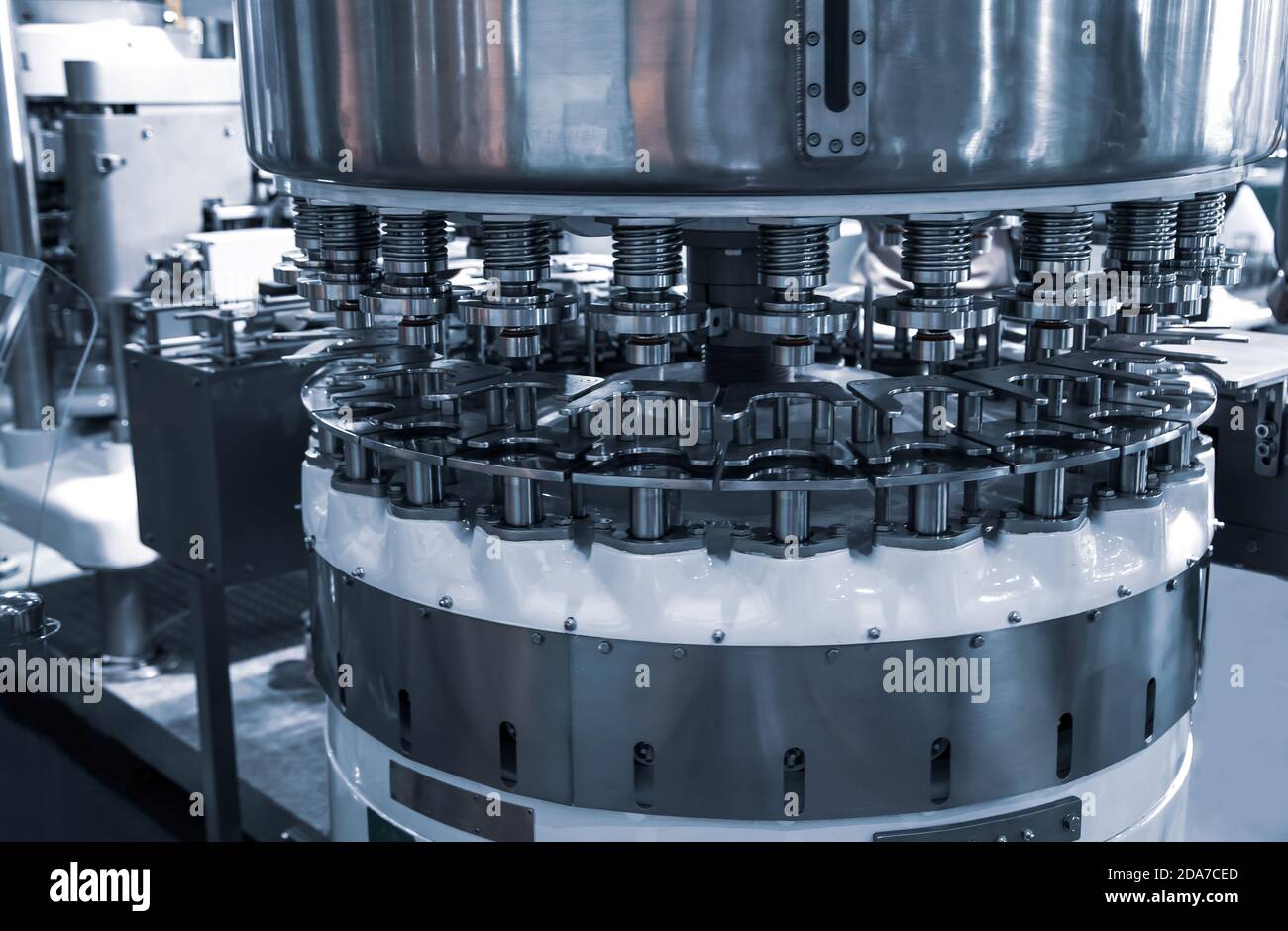 Macchina per il riempimento e l'imballaggio di bottiglie liquide nell'industria alimentare Foto Stock