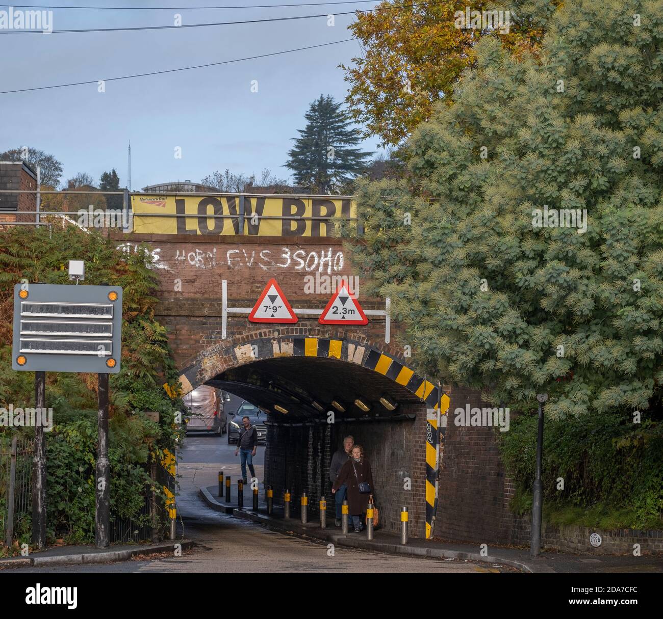 Lower Downs Road, Wimbledon, Londra, Regno Unito. 10 novembre 2020. Un rapporto sulla rete ferroviaria mostra che questo ponte ferroviario di Wimbledon è uno dei "più scolpiti" a Londra, entrando al 2° e colpendo 11 volte nel 2019-20. E 'anche il decimo eguale più bashed in Gran Bretagna. Sopra questo stretto ponte ad arco si trovano quattro binari ferroviari, due per i treni pendolari e due per i treni espressi da e per London Waterloo verso il sud-ovest dell'Inghilterra. Credit: Malcolm Park/Alamy Live News. Foto Stock