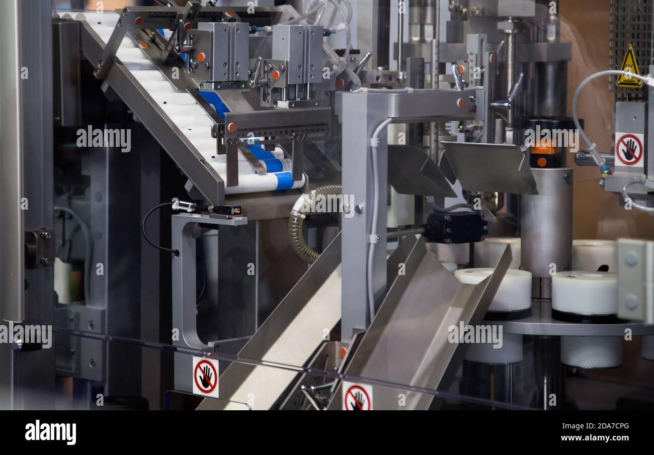 Riempitrice cosmetica di tubi in alluminio in linea di produzione. Industria farmaceutica Foto Stock