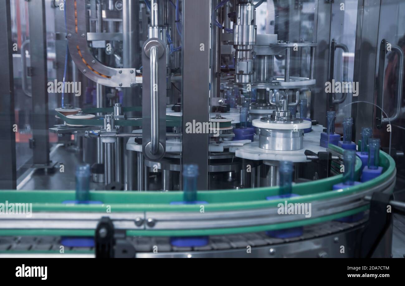 Macchina per il riempimento e l'imballaggio di bottiglie liquide nell'industria alimentare Foto Stock