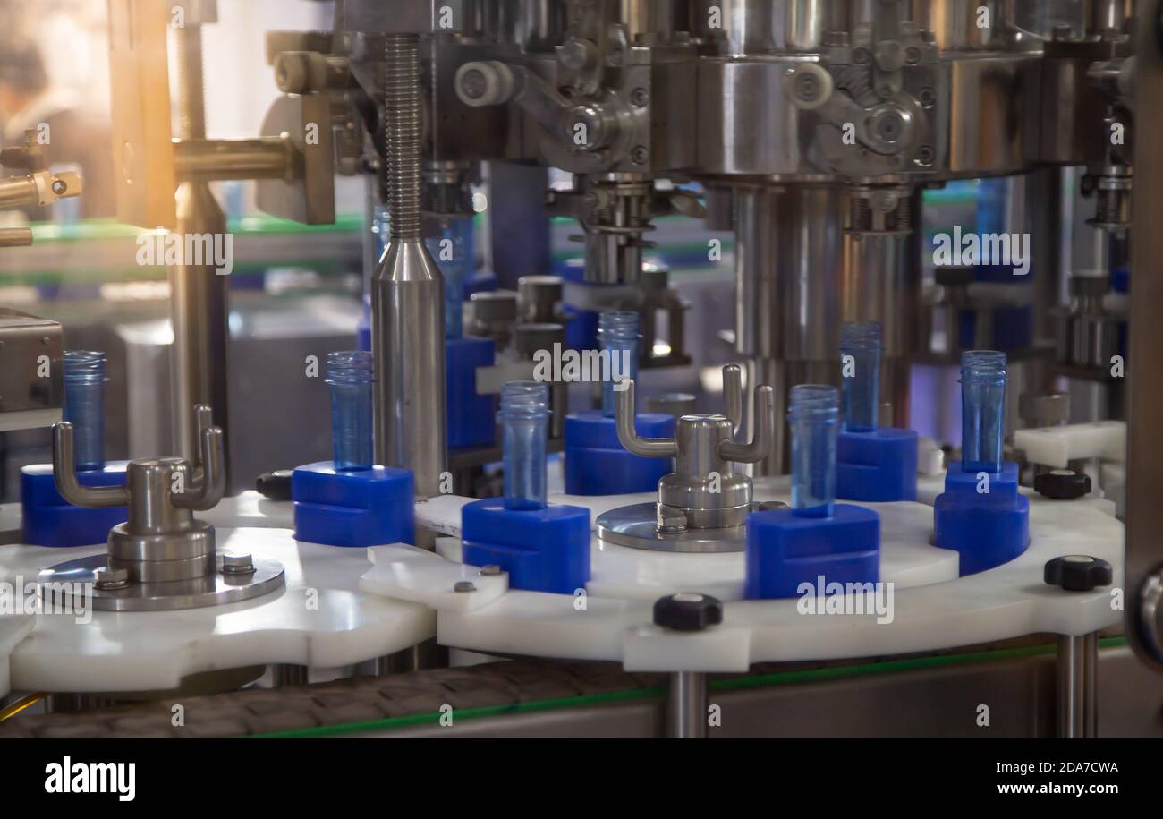 Macchina per il riempimento e l'imballaggio di bottiglie liquide nell'industria alimentare Foto Stock