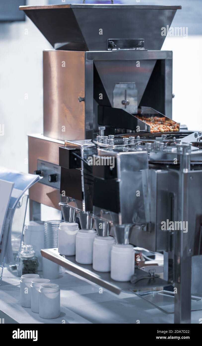 Macchina per il conteggio e il riempimento dei farmaci in capsula. Industria farmaceutica Foto Stock