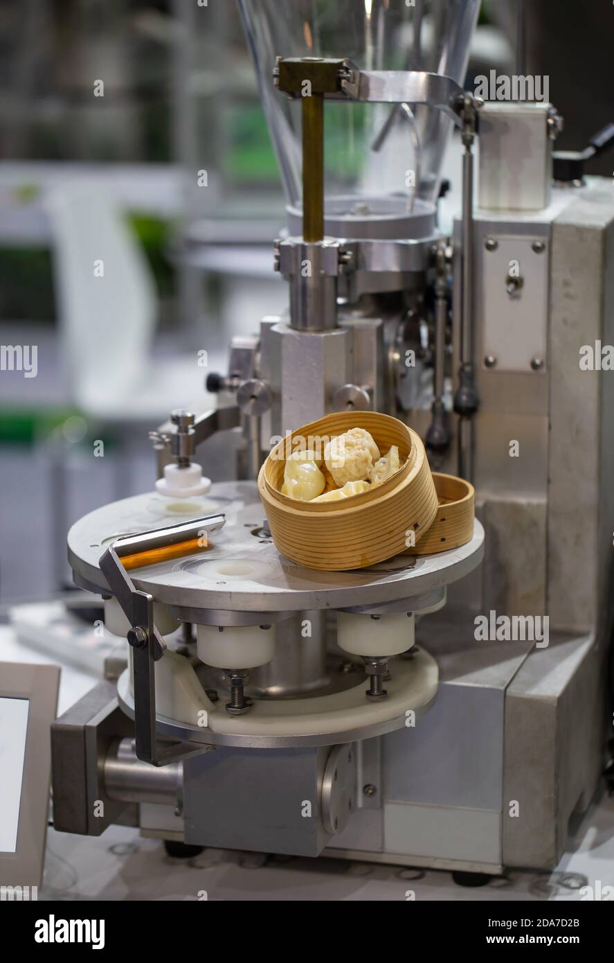 Macchina per la lavorazione di alimenti per gnocchi e dim sum. Industria  alimentare d'affari Foto stock - Alamy