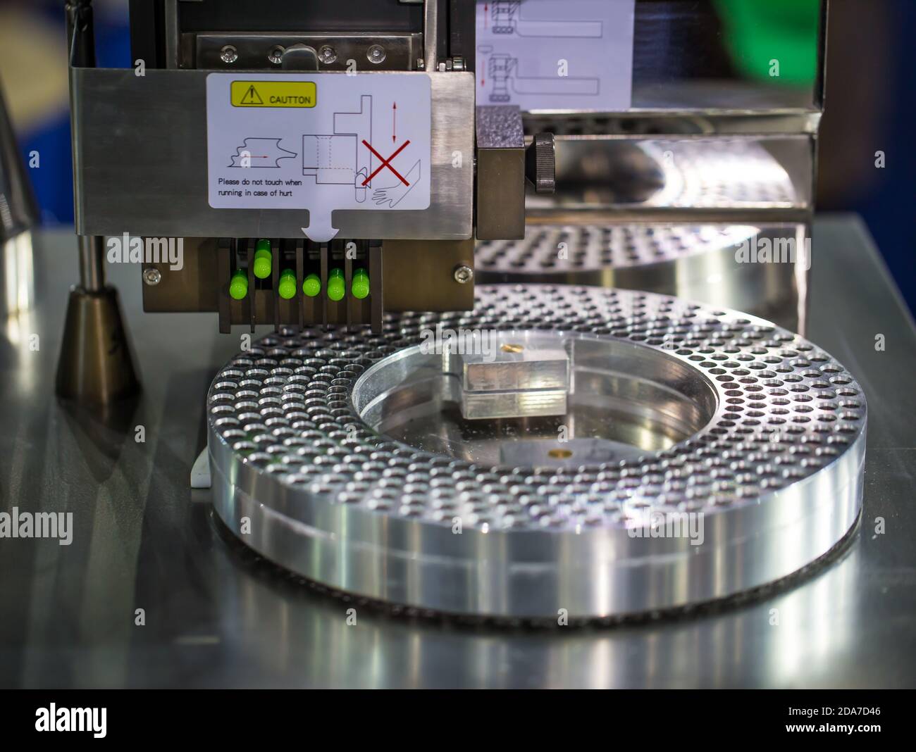 Macchina per il riempimento e il confezionamento di capsule in fabbrica farmaceutica. Foto Stock