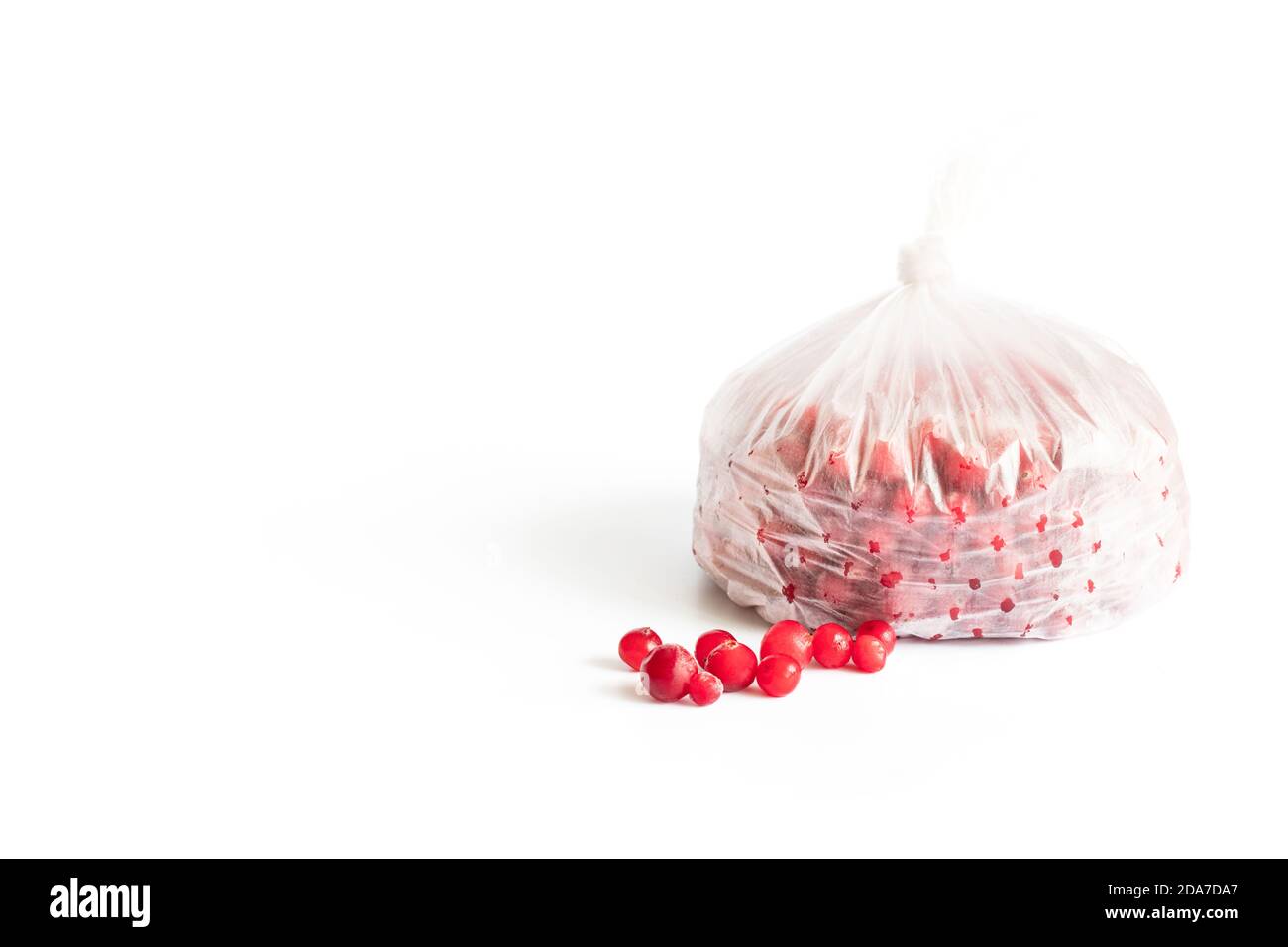 Bacche di mirtillo rosso surgelate in un sacchetto di plastica isolato su sfondo bianco. Conservazione di alimenti surgelati. Spazio di copia. Vista laterale. Foto Stock