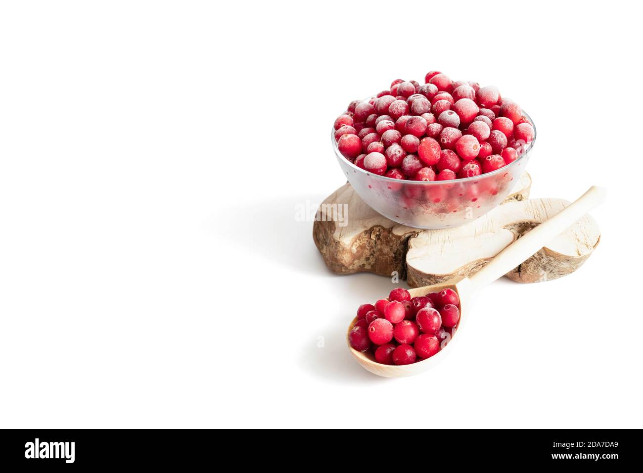 Bacche di mirtilli congelati in una ciotola isolata su sfondo bianco. Cibo biologico vegetariano. Spazio per il testo. Foto Stock
