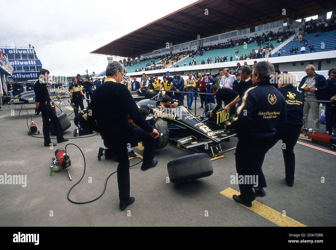 Lotus-Renault F1 team in prova per il Gran Premio portoghese 1985 Estoril. Foto Stock