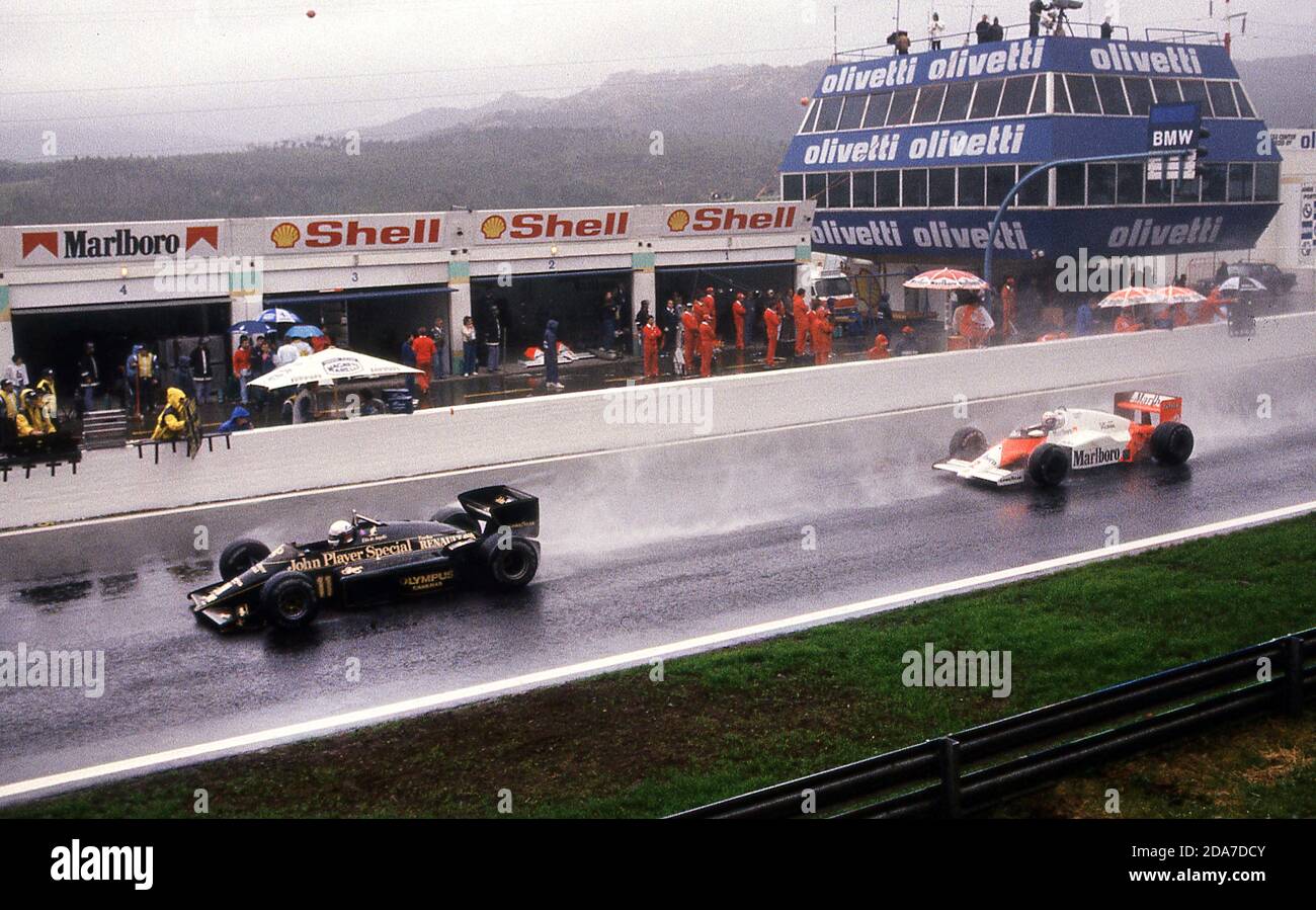 Elio de Anegis Lotus-Renault guida Alain Prost nella Mvlaren-Tag al Gran Premio portoghese 1985 di Estoril. Foto Stock