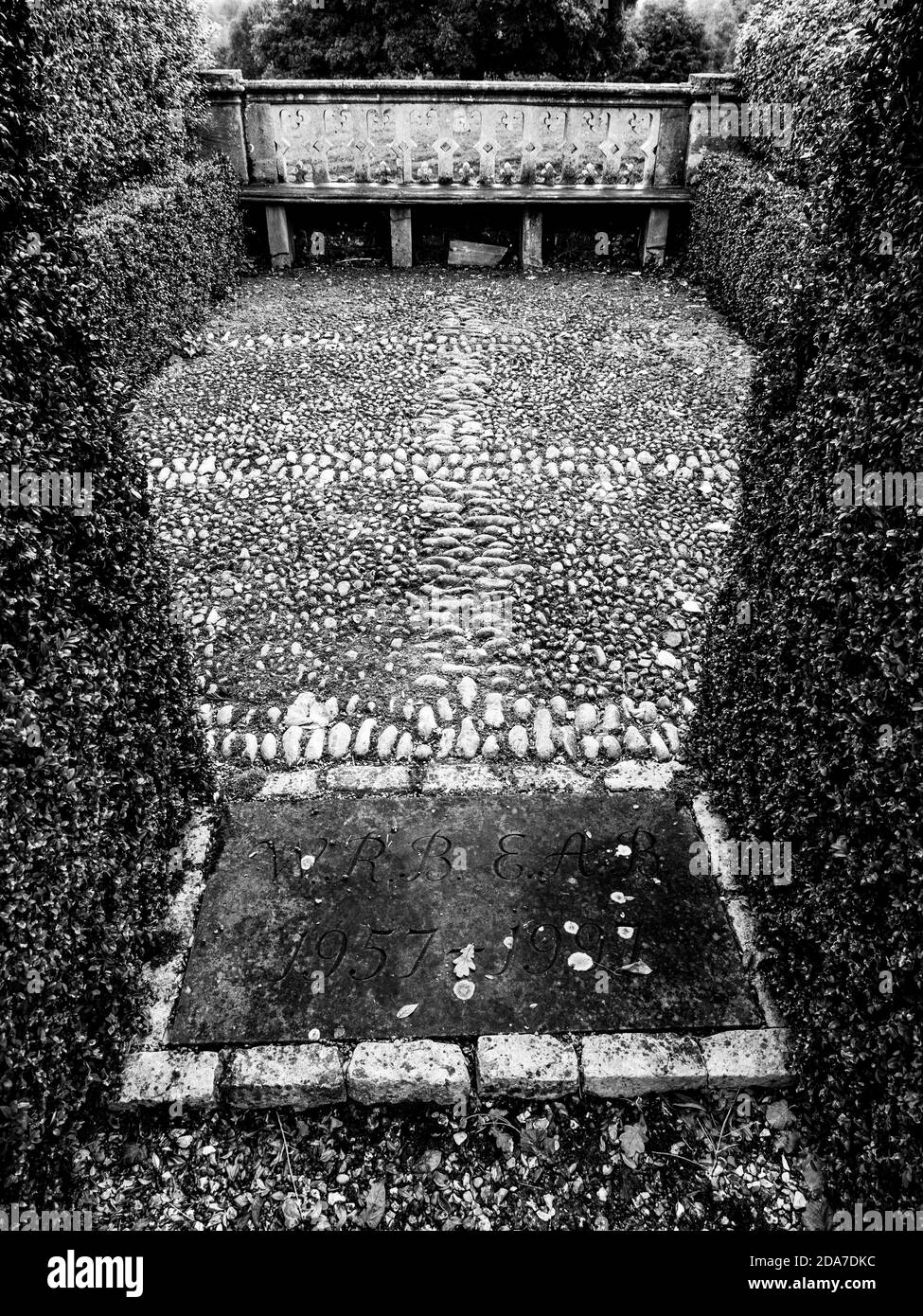 Black and White Small Garden, Pebble Floor, con Hedges, Englefield House Gardens, Englefield, Berkshire, Inghilterra, Regno Unito, GB. Foto Stock