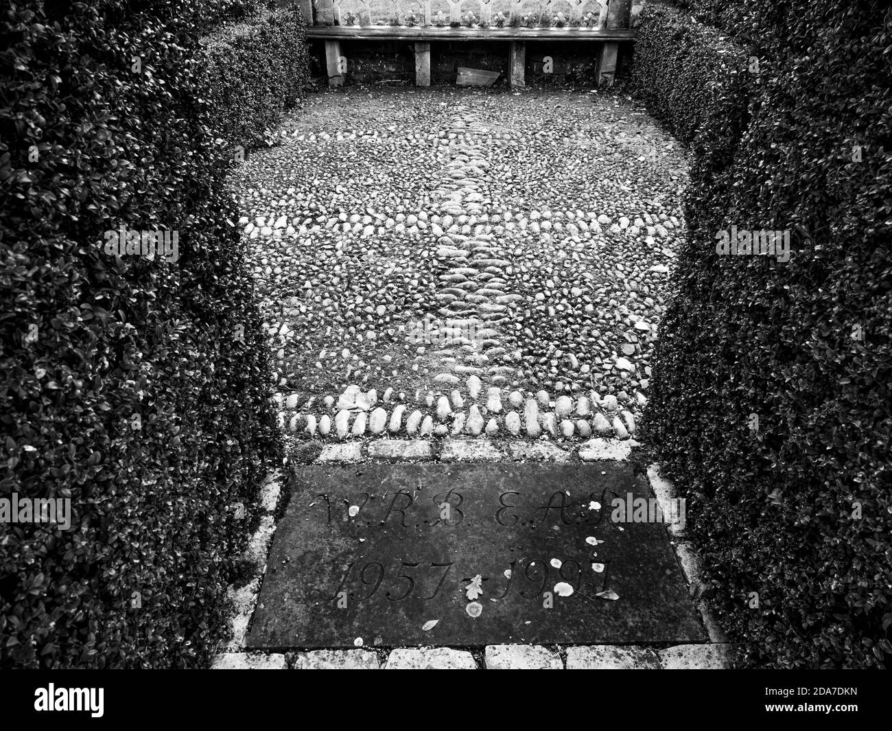 Black and White Small Garden, Pebble Floor, con Hedges, Englefield House Gardens, Englefield, Berkshire, Inghilterra, Regno Unito, GB. Foto Stock
