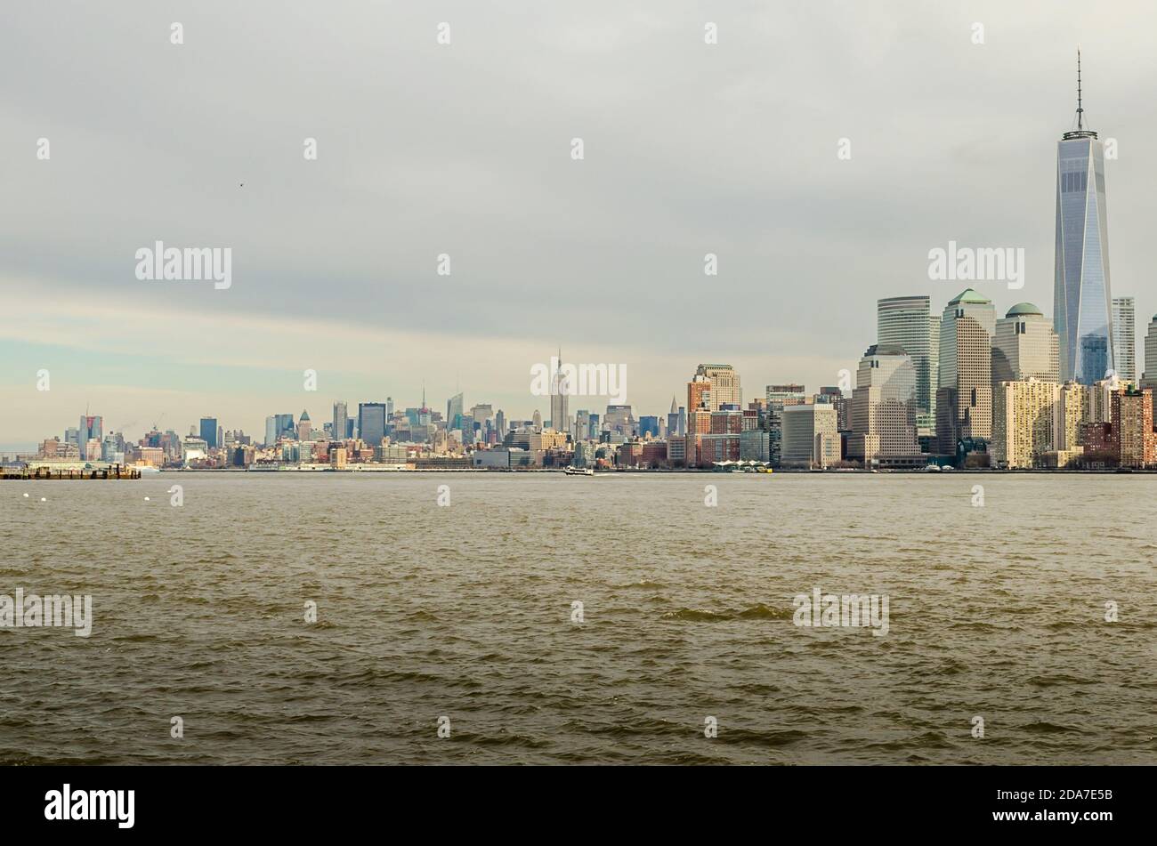 Paesaggio urbano di Manhattan. La più grande area metropolitana del mondo. Edifici futuristici, grattacieli e torri. Vista da Ellis Island. New York Foto Stock